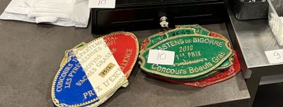 un comptoir sur lequel sont disposés tout un tas d'articles différents