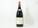 la bouteille de vin est posée sur une surface blanche