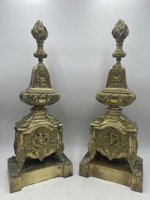 paire de bougeoirs anciens en laiton, ornés de sculptures élaborées