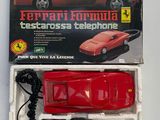 une voiture rouge qui se trouve dans une boîte avec un chargeur
