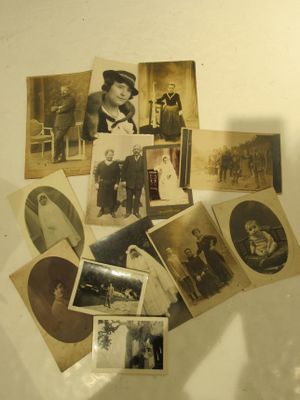 de nombreuses vieilles photos accrochées au mur de cette pièce