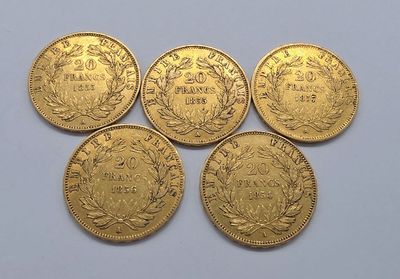 cinq pièces d'or sur lesquelles figurent les noms de différents pays