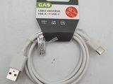 un gros plan d'un câble USB branché à un chargeur