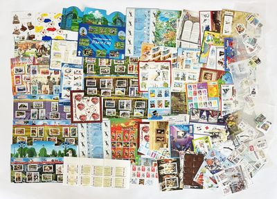 une photo montrant une importante collection de timbres et de cartes postales