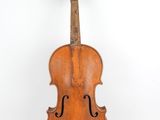un vieux violon posé sur une surface blanche