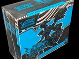 un gros plan sur une boîte de cartes à collectionner Pokémon sur fond noir