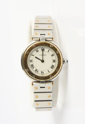 gros plan d'une montre-bracelet sur une surface blanche