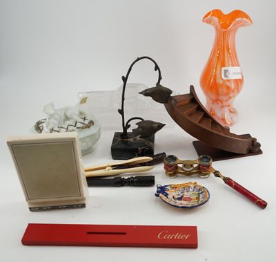de nombreux objets posés ensemble sur la table