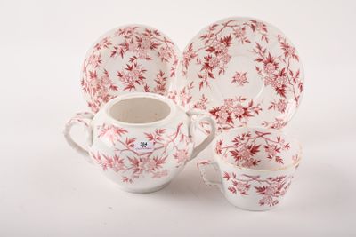 trois tasses et une soucoupe posées sur une table