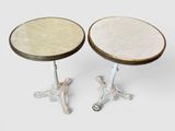 paire de tables d'appoint avec plateau en marbre blanc reposant sur des socles en fonte