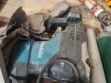 un tas d'outils posé sur une table dans un garage