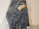 Les pantalons sont emballés dans du plastique et prêts à être mis dans le sac.