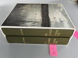 deux livres posés sur une table