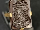 une photo d'une bague sur laquelle figure l'image d'un homme portant un casque
