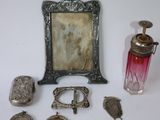 une photo montrant une collection d'objets anciens posés sur une table