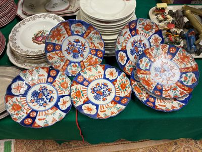 de nombreuses assiettes et bols posés sur une table recouverte d'une nappe verte