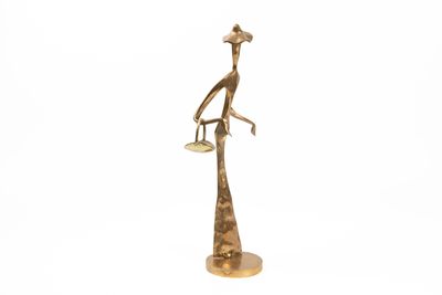 statue en laiton représentant une girafe tenant un oiseau sur une branche