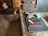 une pile de livres posée par terre à côté d'une commode