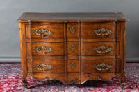 Commode en merisier mouluré. Ouvre à trois tiroirs à façade …