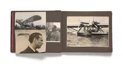 un livre sur lequel figure la photo d'un homme en costume et d'un avion