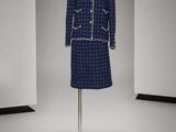 Cette image peut représenter un mannequin et un manteau posé sur un portant.