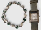 deux montres et un bracelet posés sur une surface blanche