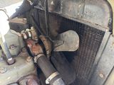un radiateur fixé à l'arrière d'un camion