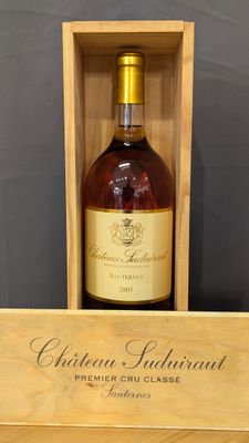 une boîte en bois avec une bouteille de vin à l'intérieur