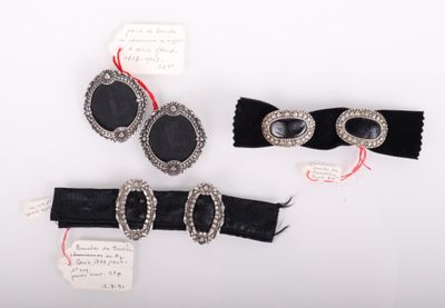 trois pièces de velours noir et des bijoux en argent sur une surface blanche