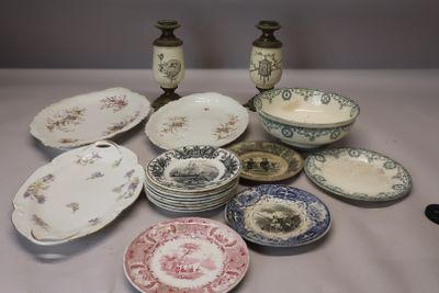 de nombreuses assiettes et vases posés sur une table