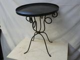 une petite table sur laquelle est posé un plateau