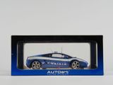 une image représentant une voiture de police miniature dans une boîte, posée sur une surface blanche