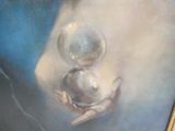 un tableau représentant une personne tenant une boule de cristal entre ses mains
