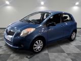 la petite voiture bleue est garée dans le garage sur un sol en damier