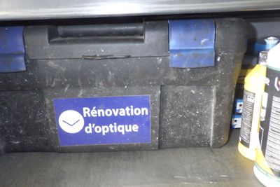 une boîte noire avec un autocollant bleu sur lequel est inscrit « rénovation doptique »