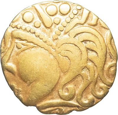 gros plan d'une pièce d'or sur fond blanc