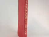 le livre est rouge, avec des lettres dorées dessus