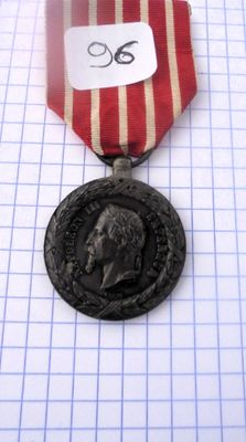 une médaille sur laquelle figure le portrait d'un homme