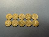 un groupe de cinq pièces d'or posées sur une table