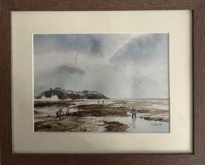 aquarelle encadrée représentant une scène de plage avec des personnes marchant sur le sable