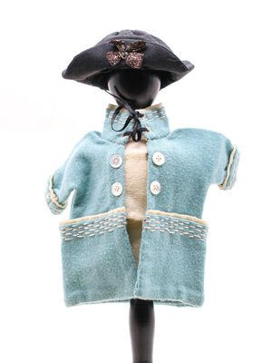 un mannequin vêtu d'un manteau bleu et d'un chapeau