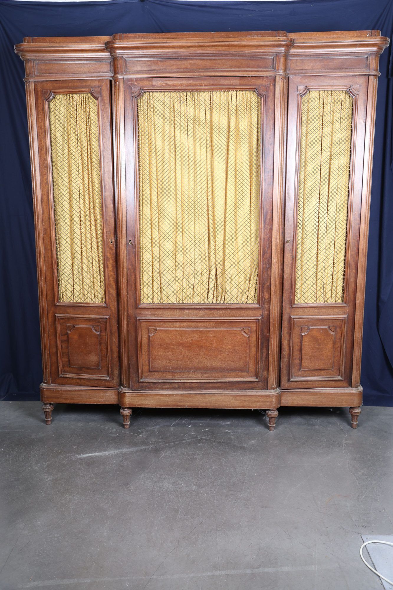 Grande bibliothèque ou armoire de présentation en acajou et …