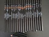 un gros plan sur une pile de crayons posés sur une table