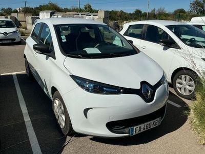 une voiture blanche garée dans un parking à côté d'autres voitures