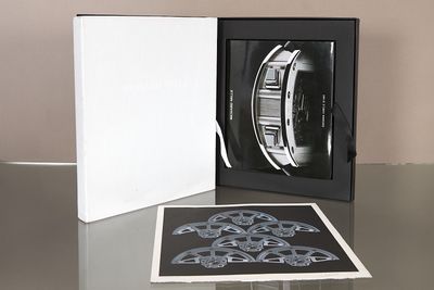 une photo en noir et blanc d'une montre dans un coffret