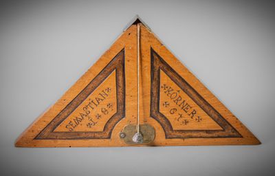 un vieux triangle en bois sur lequel figurent des caractères chinois