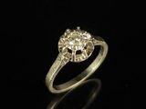 gros plan d'une bague en diamant sur une surface noire