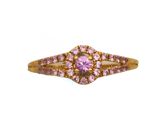 une image représentant une bague ornée d'une pierre rose entourée de diamants roses et blancs