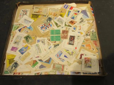 une valise remplie de timbres et de cartes postales posée sur une table