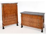 une paire de commodes en noyer et marbre datant de la fin du XIXe siècle